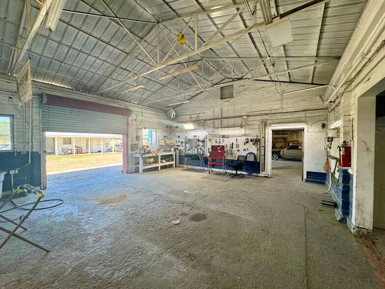 More Photos Of 1211 E Yosemite Ave, Madera Auto Repair For Sale