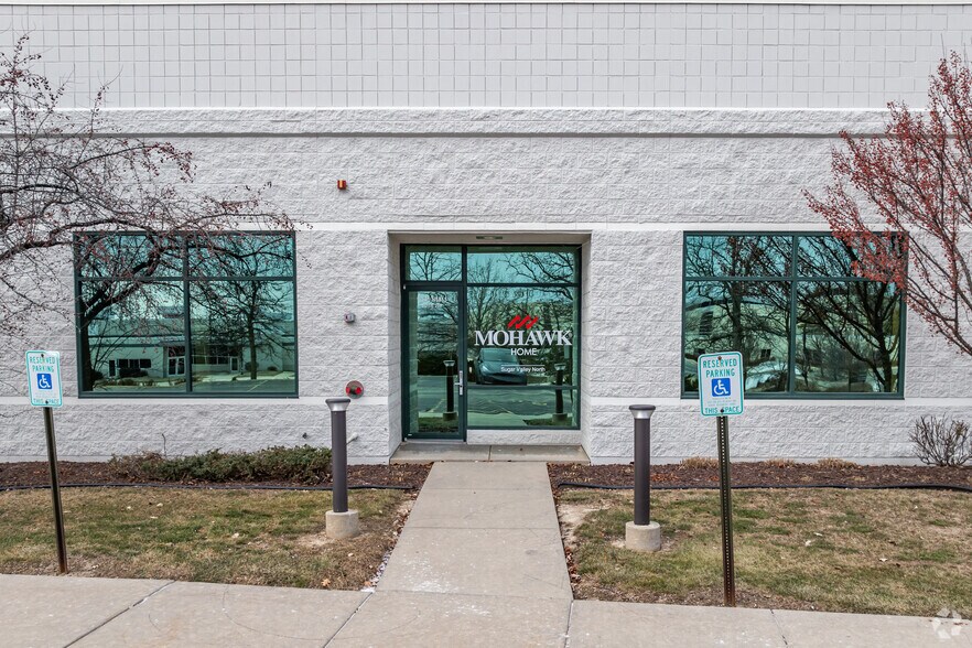 More Photos Of W165 N5815 Ridgewood Dr, Menomonee Falls Showroom For Lease