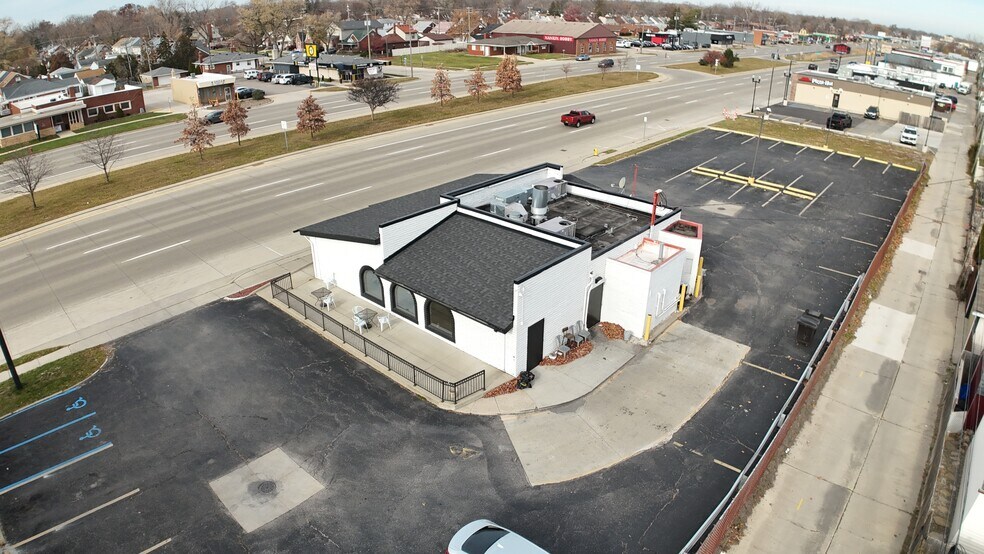 More Photos Of 1297 Fort St, Wyandotte Restaurant For Sale