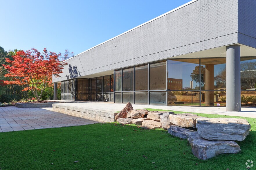 More Photos Of 7500 E Independence Blvd, Charlotte Unknown For Lease