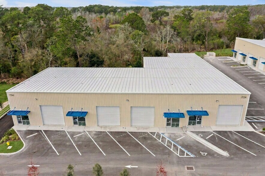 More Photos Of 7120 Sampey Rd, Groveland Business Park For Lease