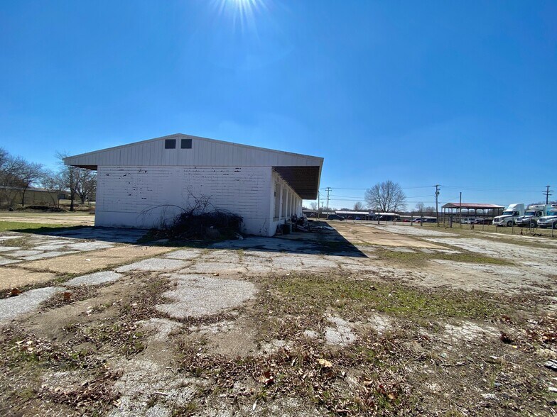 More Photos Of 209 E Wade Ave, Mountain Home Distribution For Sale