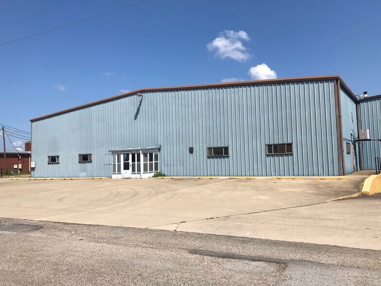 More Photos Of 2005-2009 E Voorhees St, Danville Manufacturing For Lease