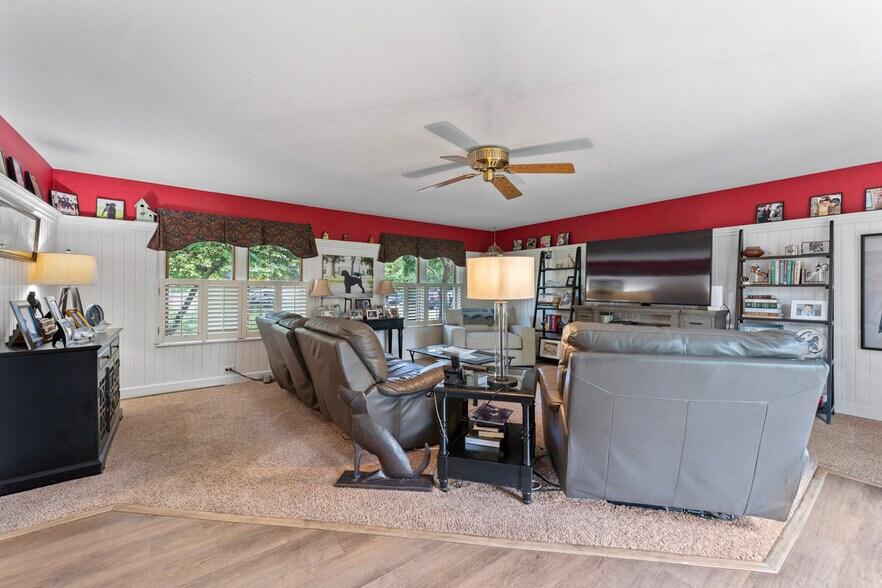 More Photos Of 4403 S Roberts Rd, Island Lake Veterinarian Kennel For Sale