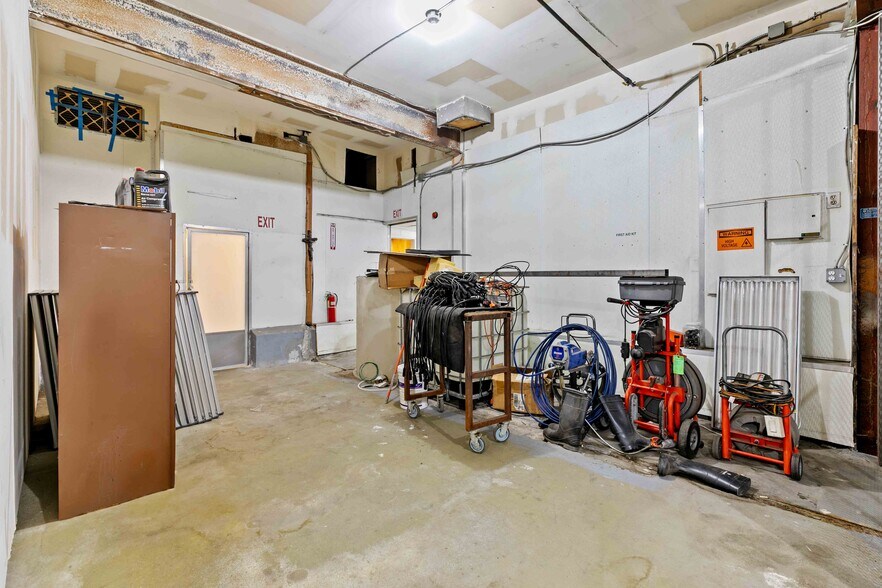 More Photos Of 6835 Tujunga Ave, North Hollywood Warehouse For Lease