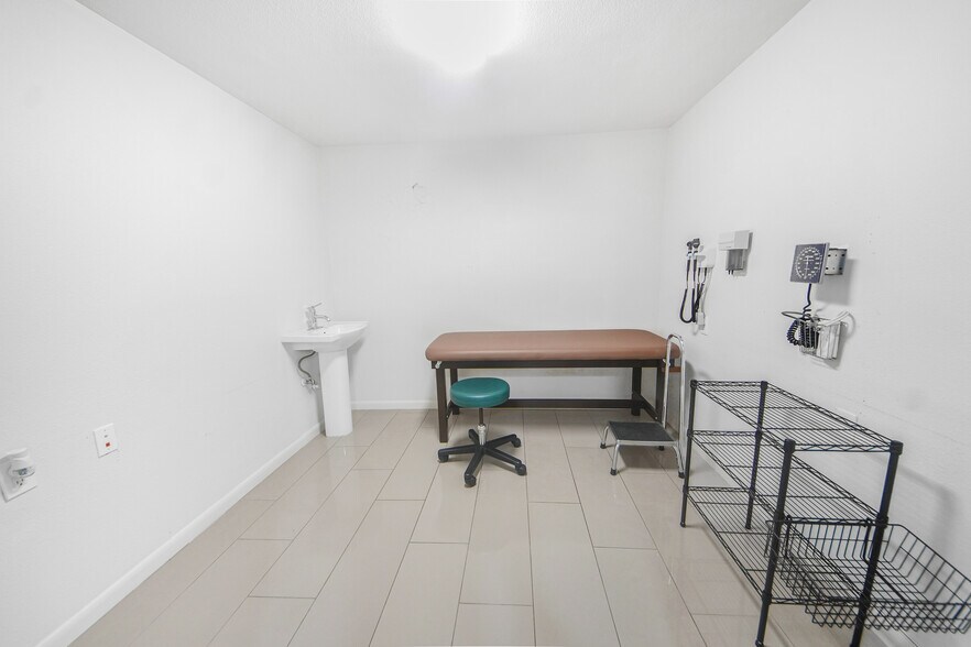 More Photos Of 7030 Bretshire Dr, Houston Medical For Sale