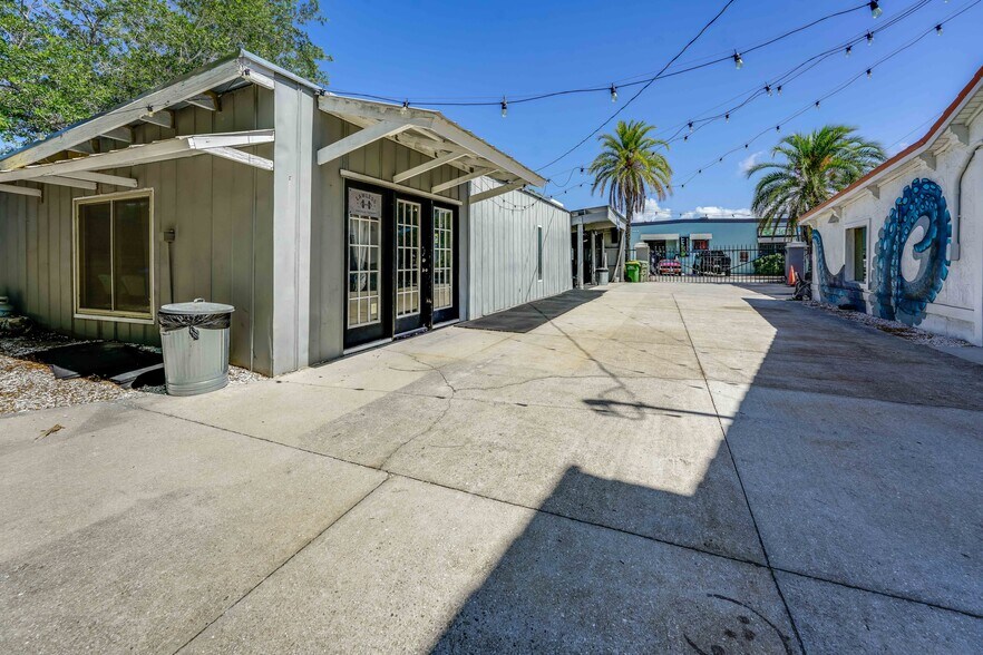 More Photos Of 423 N Lemon Ave, Sarasota Freestanding For Sale