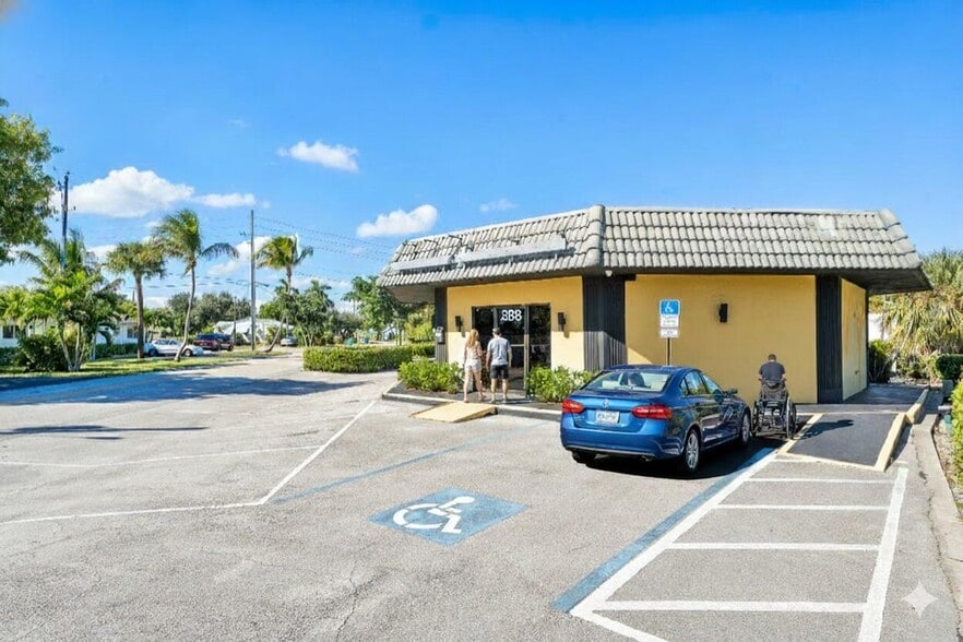 More Photos Of 888 East Coast Ave, Lantana Freestanding For Lease