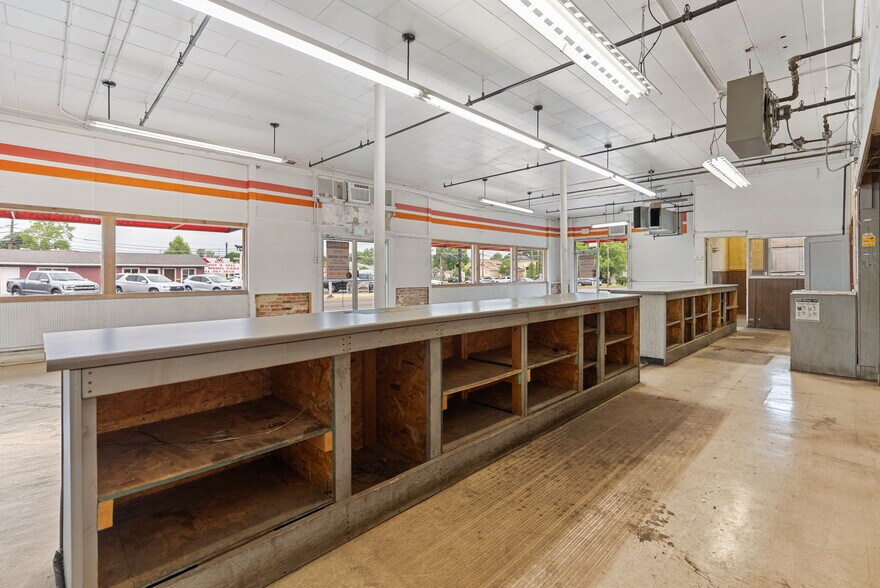 More Photos Of 314 E Market St, Warsaw Showroom For Sale