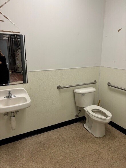 More Photos Of 4325 Vine St, Hays Storefront Retail Office For Lease