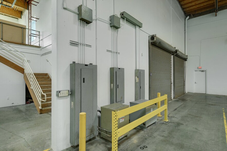 More Photos Of 8594 Siempre Viva Rd, San Diego Manufacturing For Lease