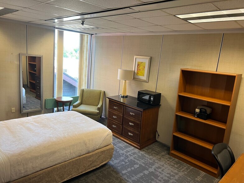 More Photos Of 136 Center St, Old Town Office For Sale