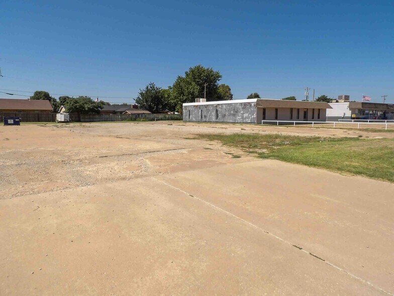 More Photos Of 400 E Jack Choate Ave, Hennessey Office For Sale