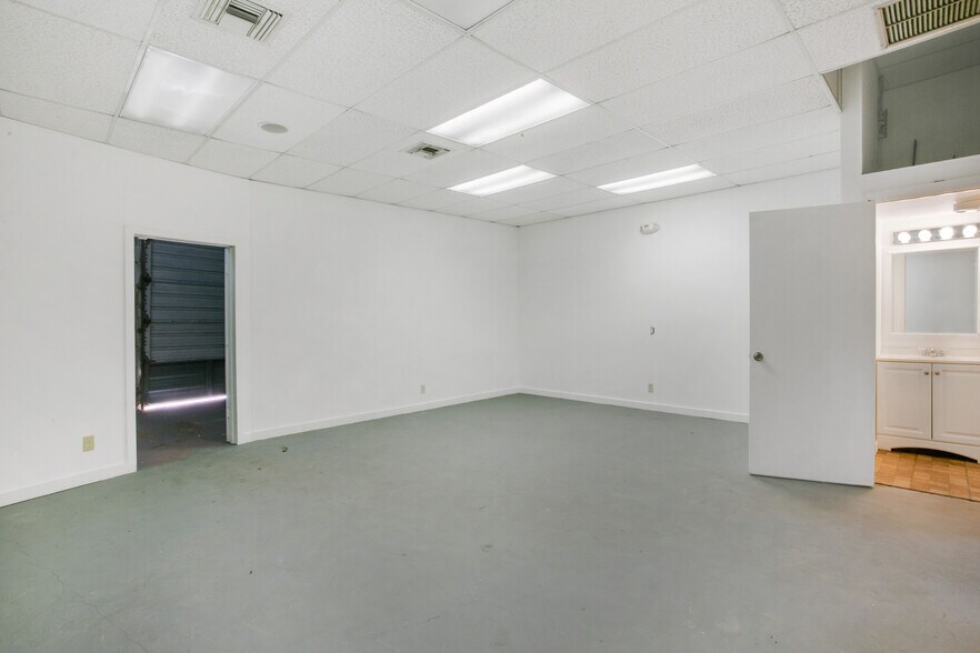 More Photos Of 1500-1536 S Dixie Hwy, Pompano Beach Showroom For Lease