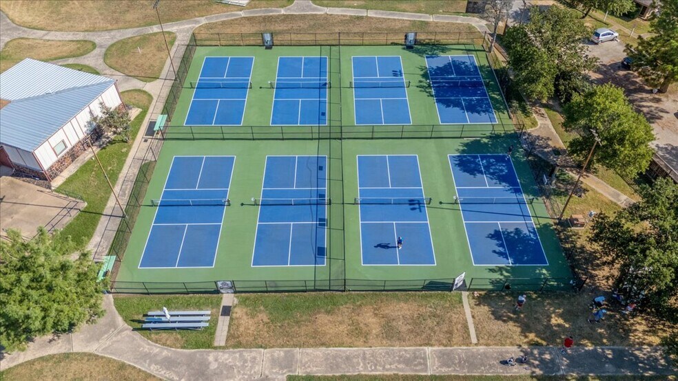More Photos Of 141 Tahitian Dr, Bastrop Freestanding For Sale