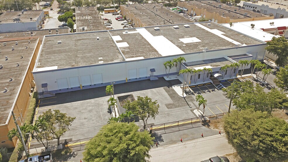 More Photos Of 1730 W 38th Pl, Hialeah Manufacturing For Lease