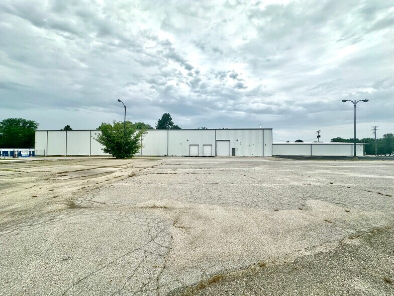 More Photos Of 5571 N Main St, Joplin Showroom For Sale