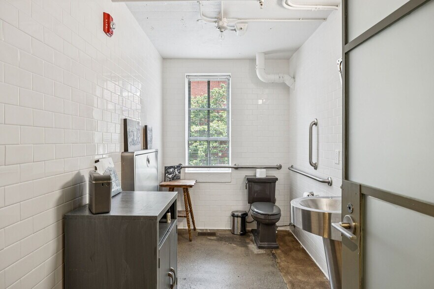 More Photos Of 112 Bridge St, Franklin Office For Sale