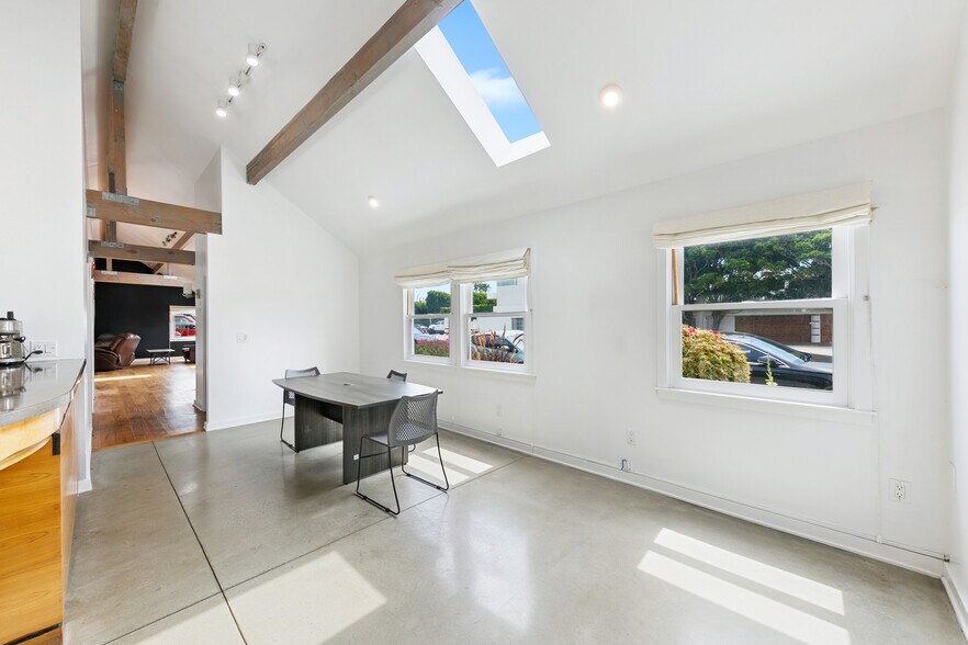 More Photos Of 22467 Pacific Coast Hwy, Malibu Freestanding For Sale