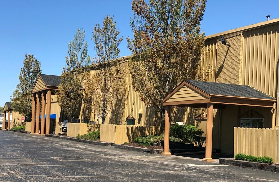 More Photos Of 300-320 N Alpine Rd, Rockford General Retail For Sale