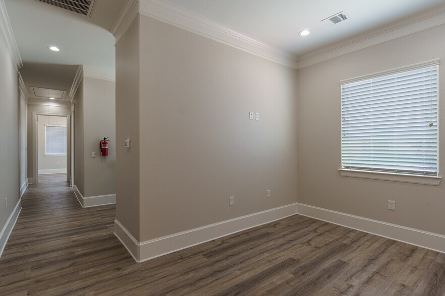 More Photos Of 19539 Champion Forest Dr, Spring Medical For Sale