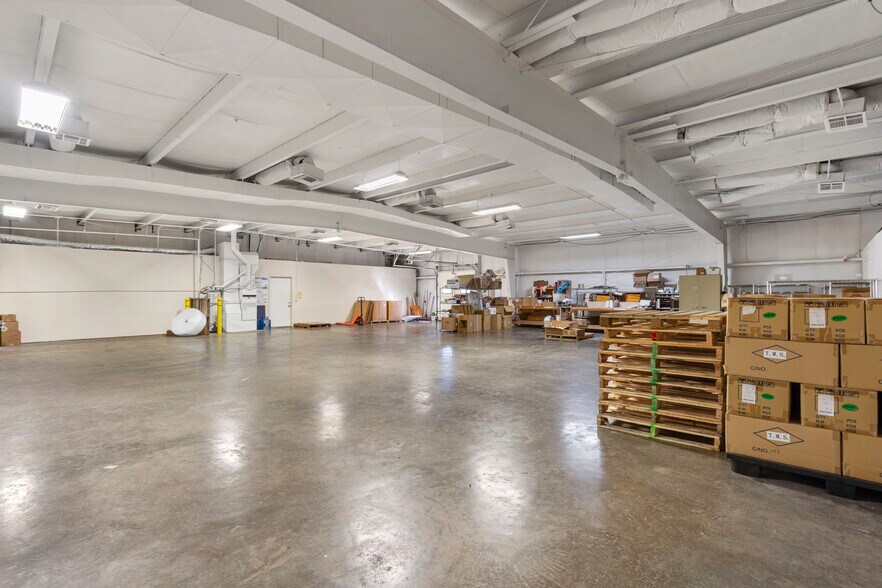 More Photos Of 1110 N Gerald St, Nixa Warehouse For Lease
