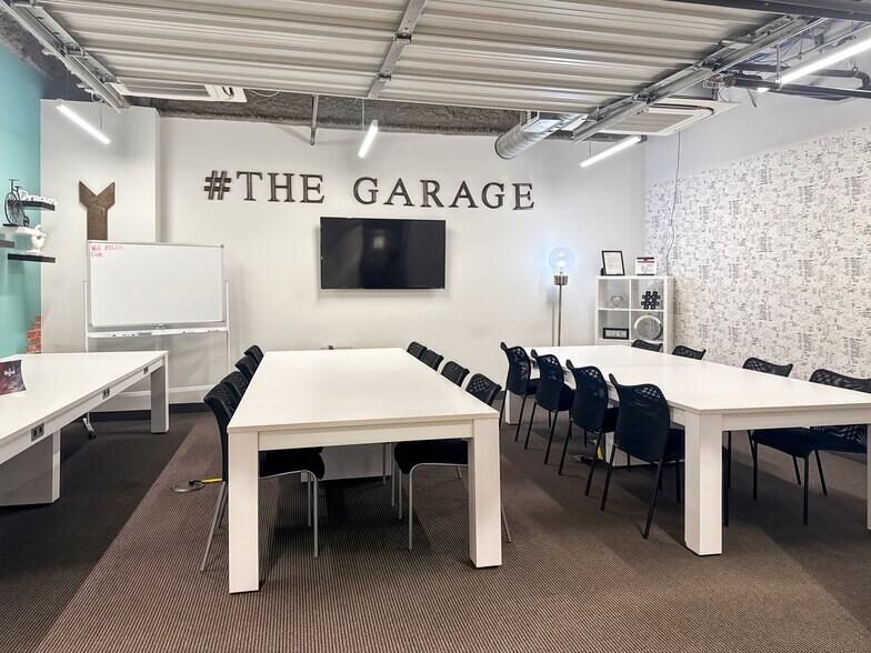 More Photos Of 2100 West Loop South, Houston Coworking Space