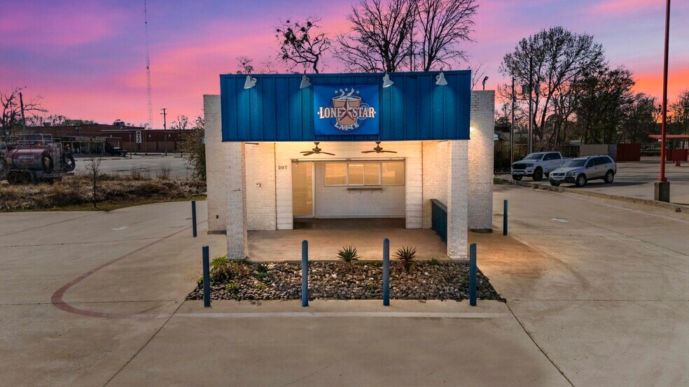 Primary Photo Of 207 N Henderson Blvd, Kilgore Storefront For Lease