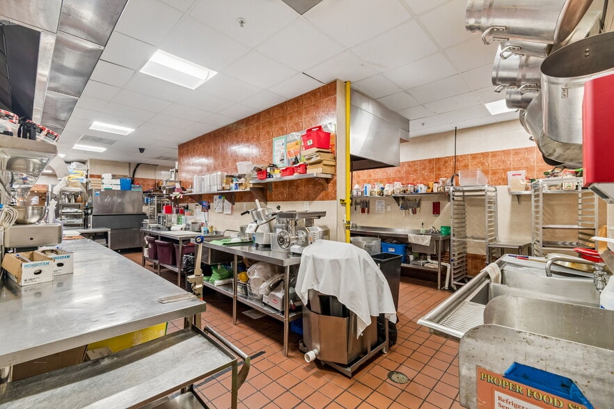 More Photos Of 3007 Commercial Way, Spring Hill Restaurant For Sale