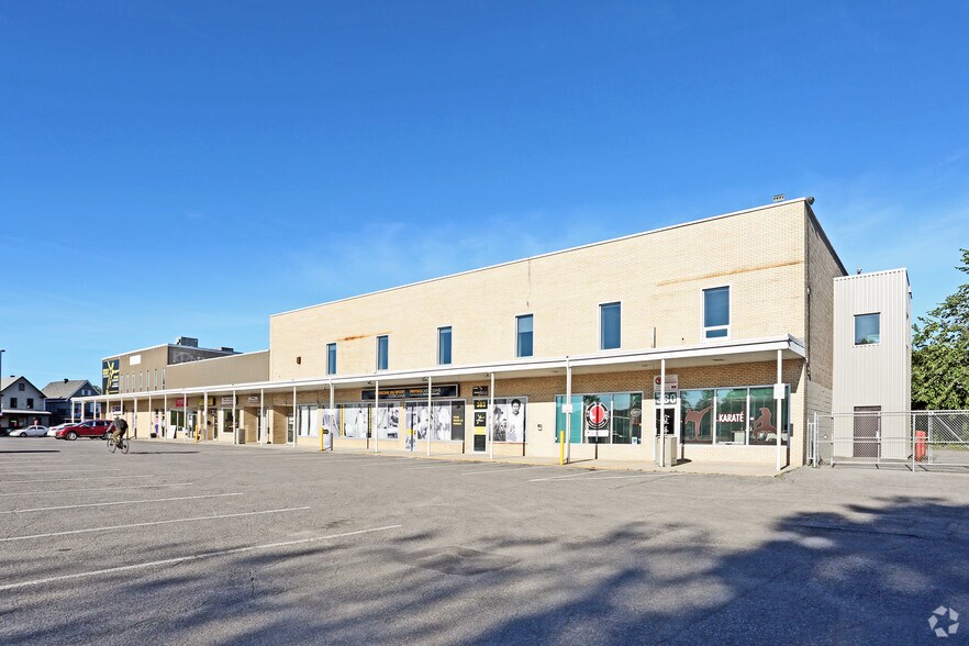 More Photos Of 380-402 Boul Alexandre-Taché, Gatineau Freestanding For Lease