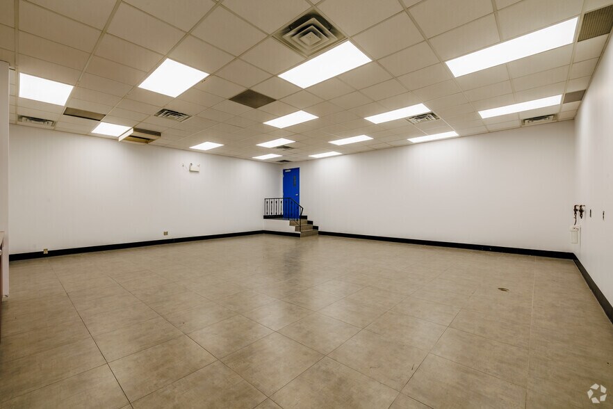 More Photos Of 3000 Aut Transcanadienne, Pointe-claire Distribution For Sale