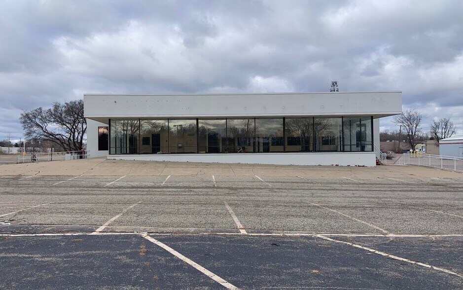 Primary Photo Of 35200 Grand River Ave, Farmington Hills General Retail For Sale