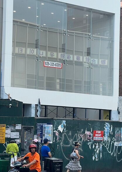 More Photos Of 40-12 Main St, Flushing Storefront For Lease