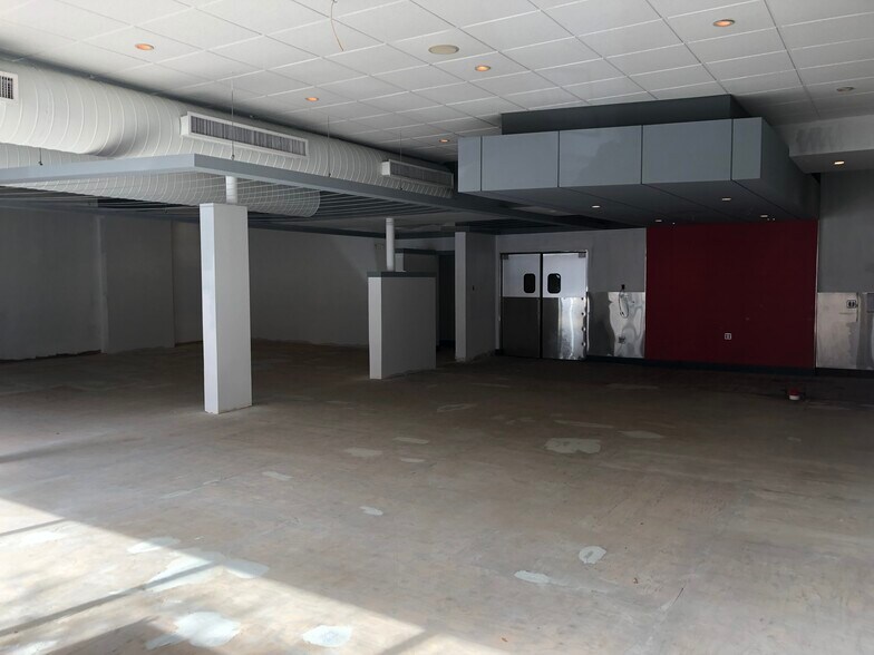 More Photos Of 101-107 N Oak Park Ave, Oak Park General Retail For Lease