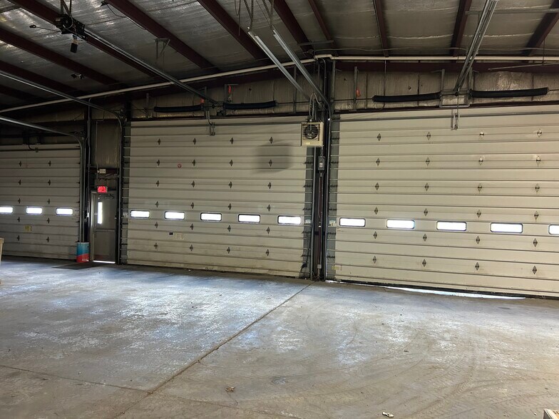 More Photos Of 555 29th St W, Charleston Service For Lease