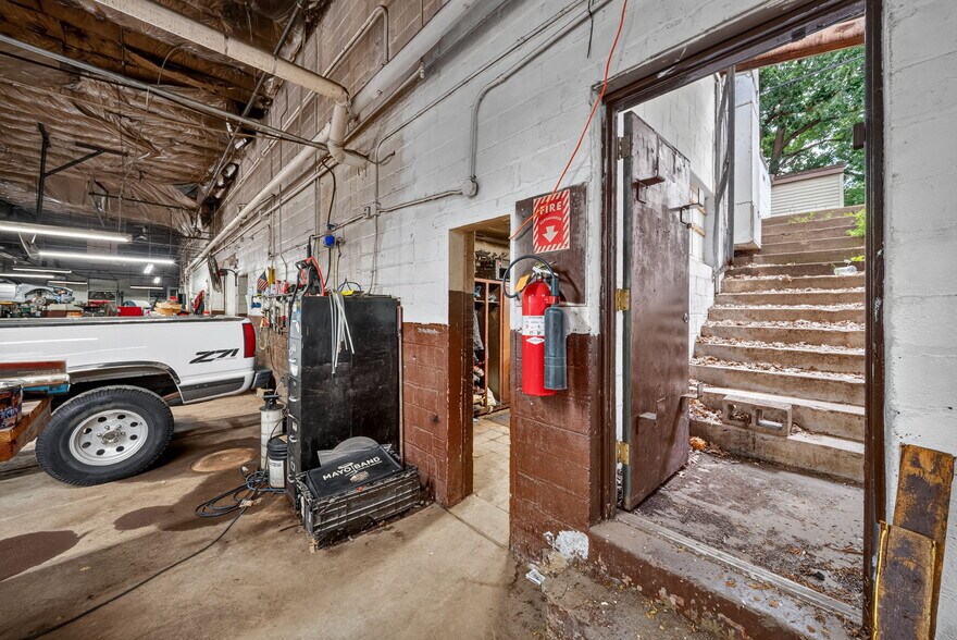 More Photos Of 5009 Xerxes Ave S, Minneapolis Auto Repair For Sale