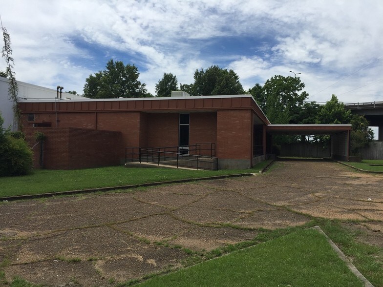 More Photos Of 755 Stonewall St, Jackson Flex For Sale