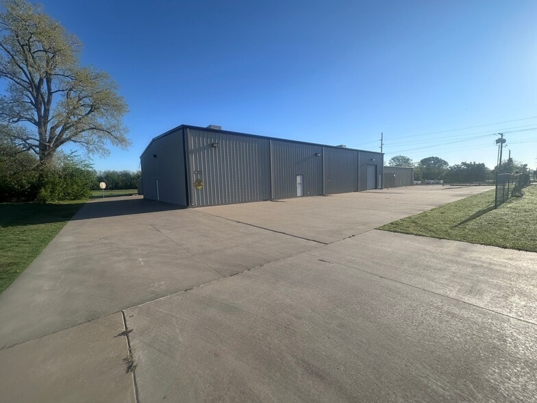 More Photos Of 4606 N Mingo Rd, Tulsa Warehouse For Lease