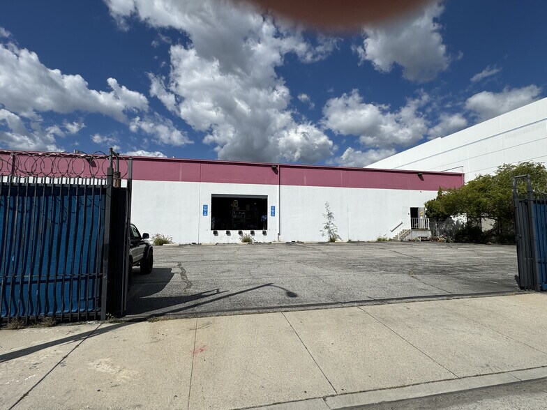 Primary Photo Of 10671 Lorne St, Sun Valley Warehouse For Lease