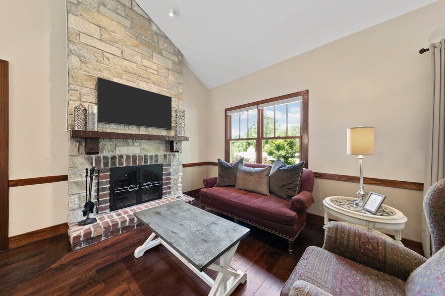 More Photos Of 3500 Saint Albans Rd, Saint Albans Hotel For Sale