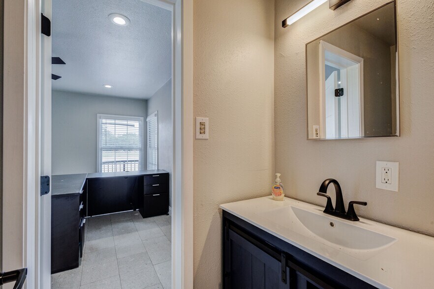 More Photos Of 4877 Sam Rayburn Hwy, Anna Office For Lease