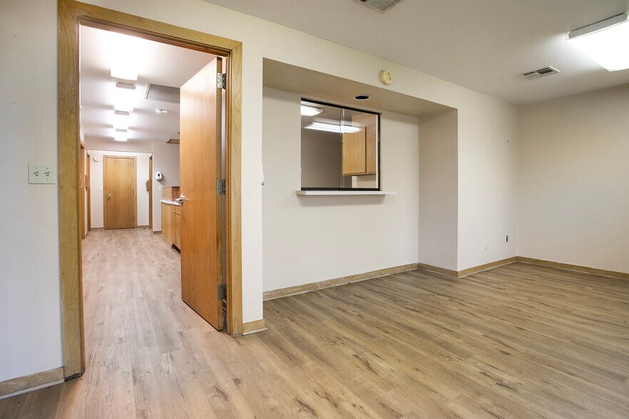 More Photos Of 707 N Waldrip St, Grand Saline Hospital For Lease