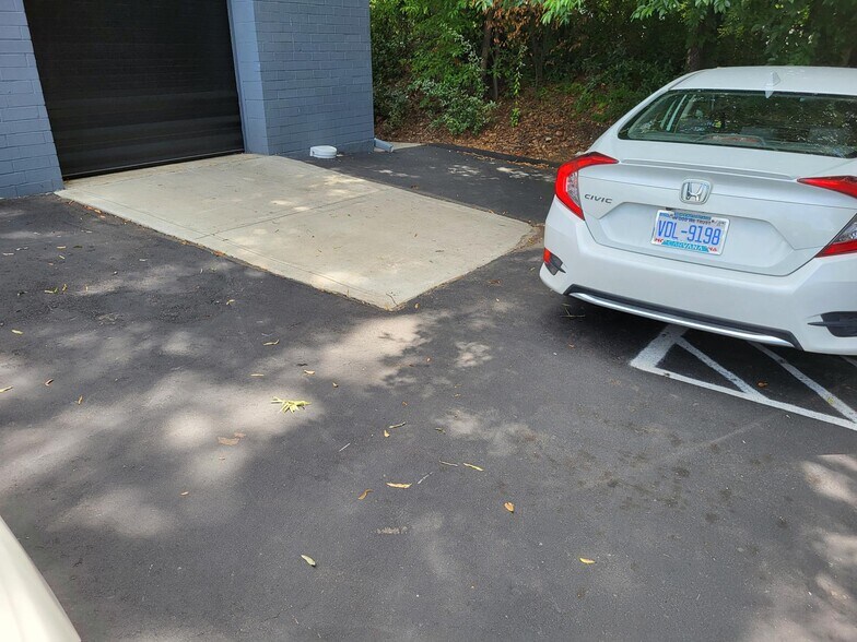 More Photos Of 3013 Bank St, Charlotte Showroom For Lease