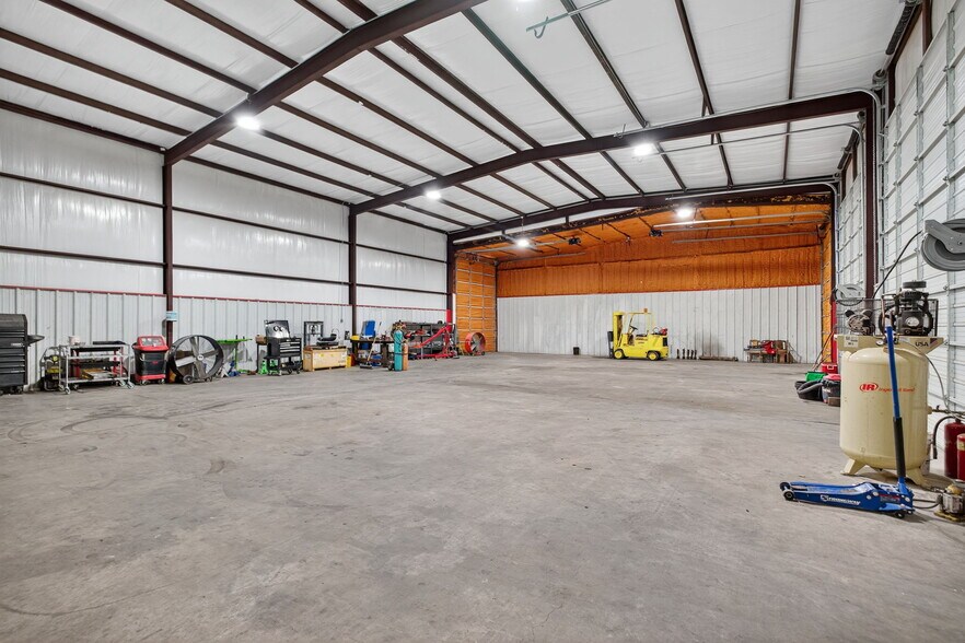 More Photos Of 11010 W Joan Dr, Odessa Warehouse For Lease