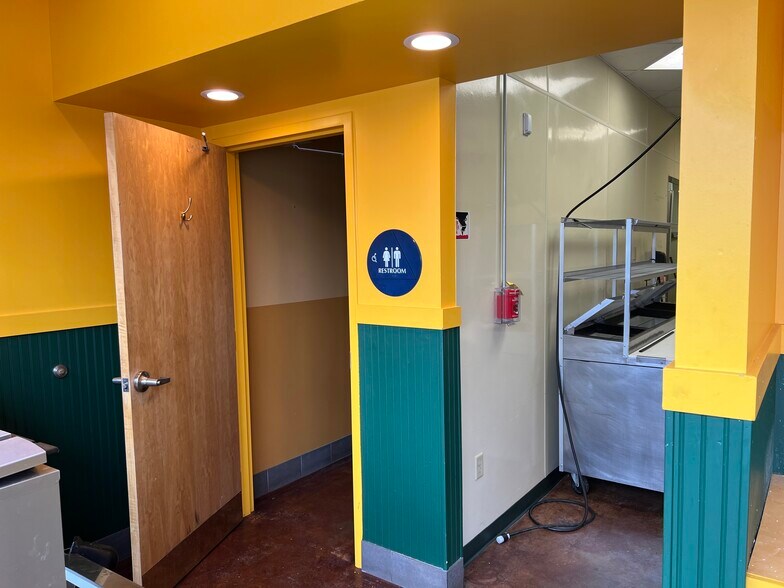 More Photos Of 1621 S 1st Ave, Iowa City Fast Food For Lease