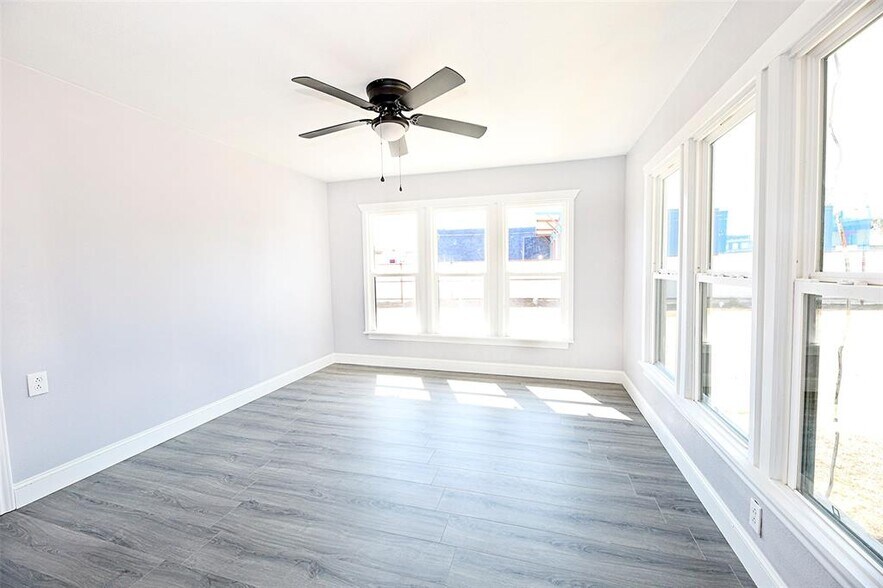 More Photos Of 410 W Wise St, Bowie Light Manufacturing For Sale