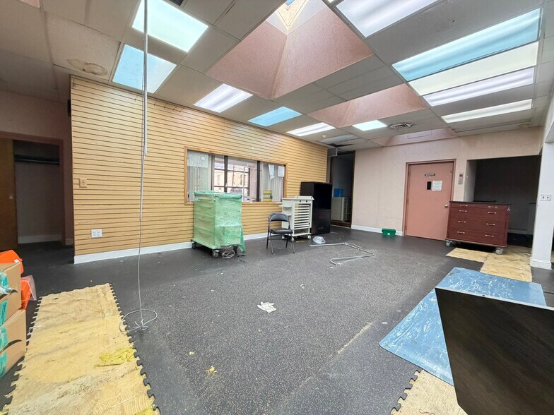 More Photos Of 86 Front St, Hempstead Storefront Retail Office For Sale