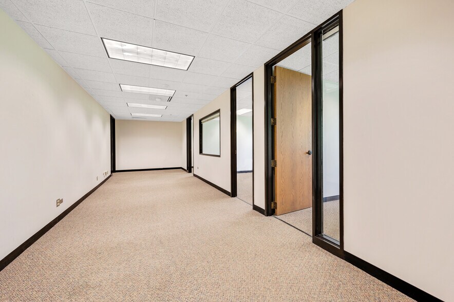 More Photos Of 915 Harger Rd, Oak Brook Office For Lease