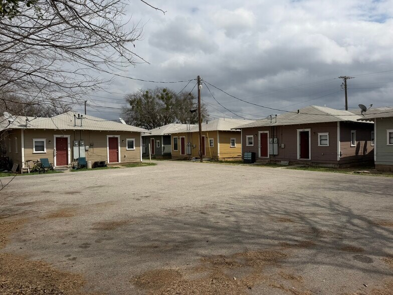 More Photos Of 401 Main St, Brownwood Apartments For Sale