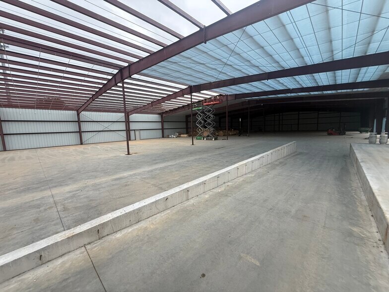 More Photos Of 610 W Nursery Rd, Rogers Industrial For Lease
